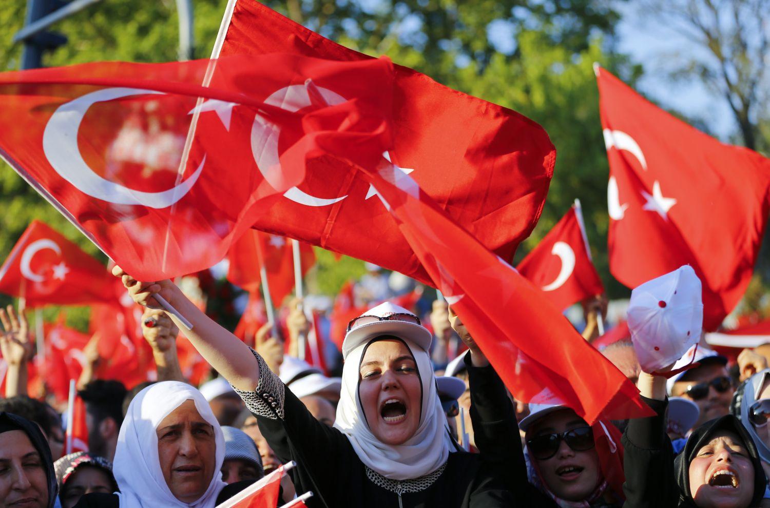 Erdogan beszédére várnak az emberek Isztambulban 