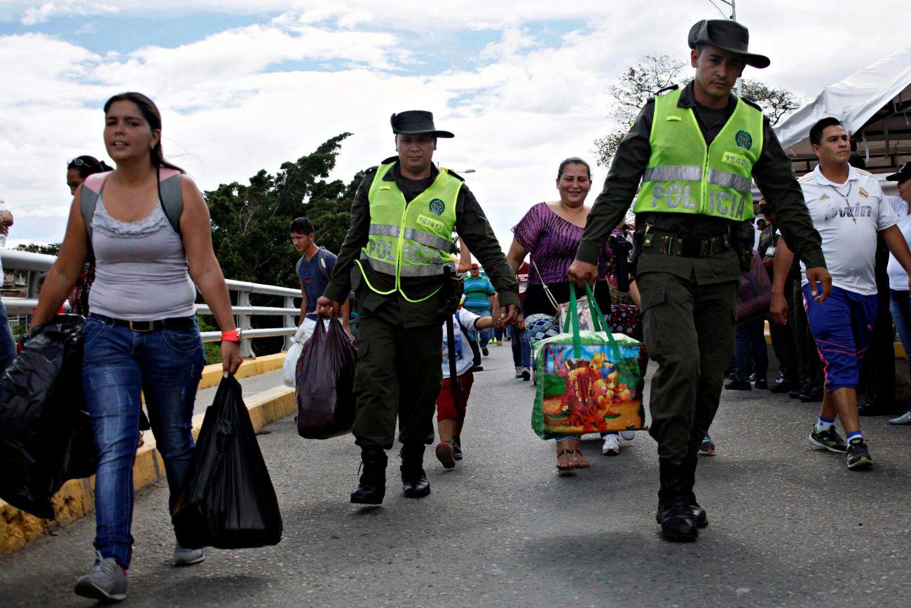 A kolumbiai határőrök cipelni is segítenek