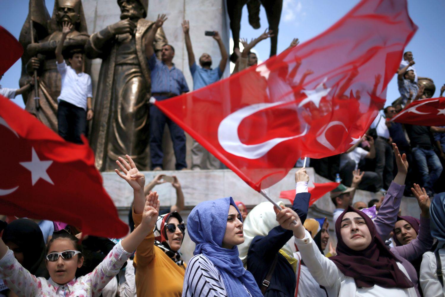Halálbüntetéssel a demokráciáért. Recep Tayyip Erdogan hívei egy keddi nagygyűlésen