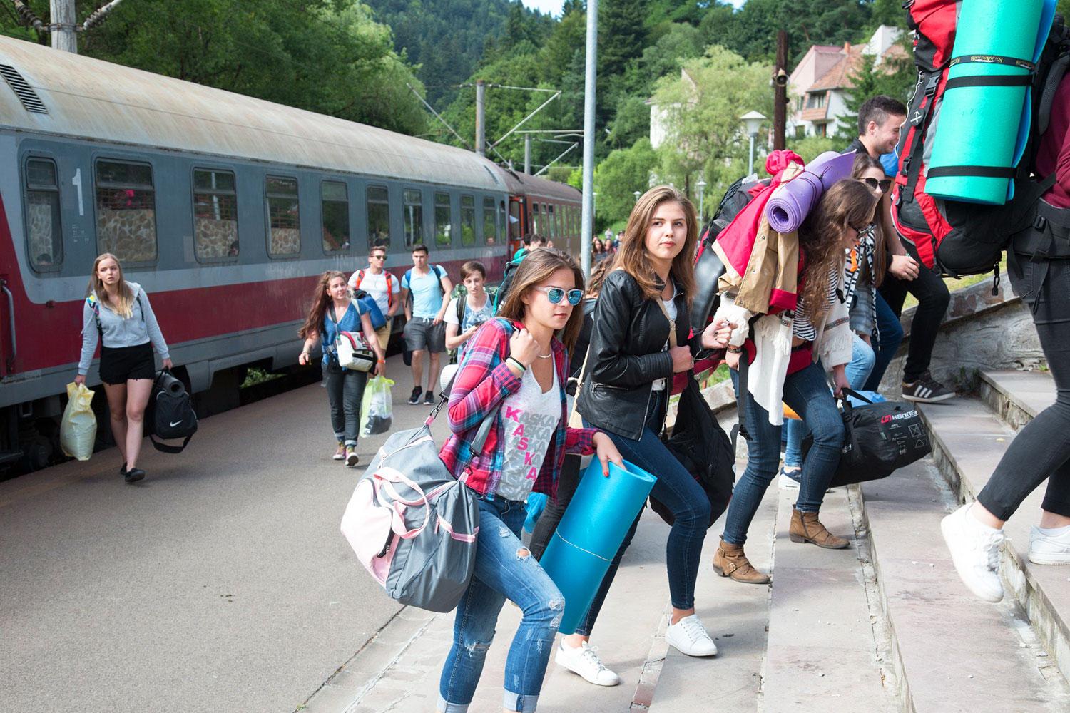 Táborlakók érkezése a tusnádfürdői vasútállomáson 