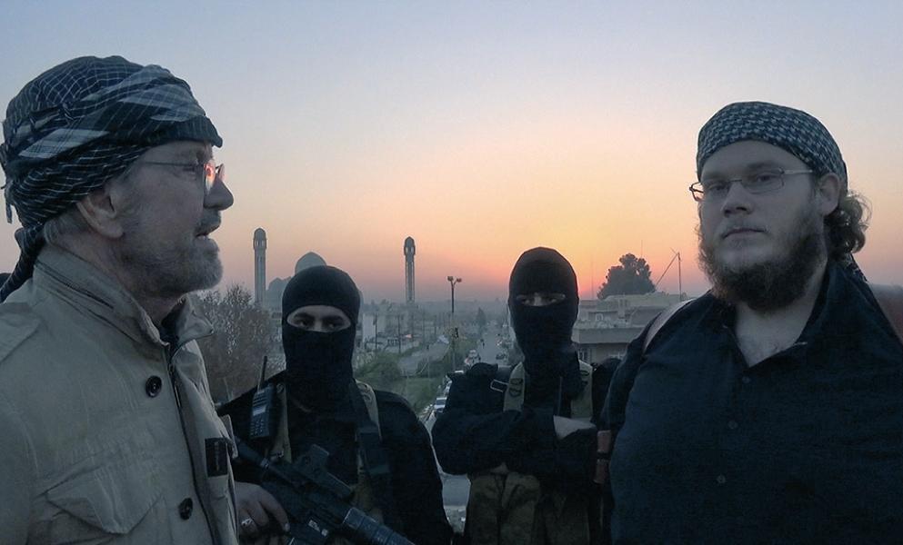 Todenhöfer (balra) és IS-harcosok