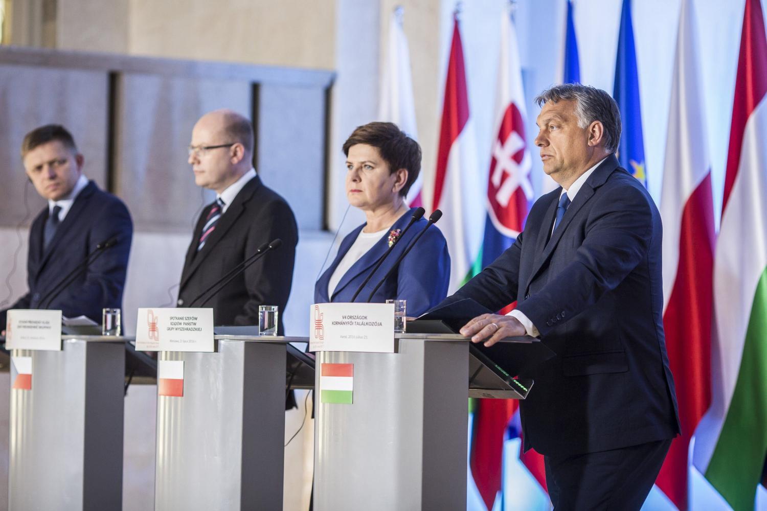 Robert Fico szlovák, Bohuslav Sobotka cseh, Beata Szydlo lengyel és Orbán Viktor magyar miniszterelnök a visegrádi országok varsói találkozóján 
