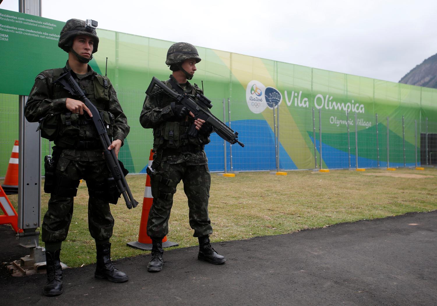 Katonák járőröznek a riói olimpiai faluban