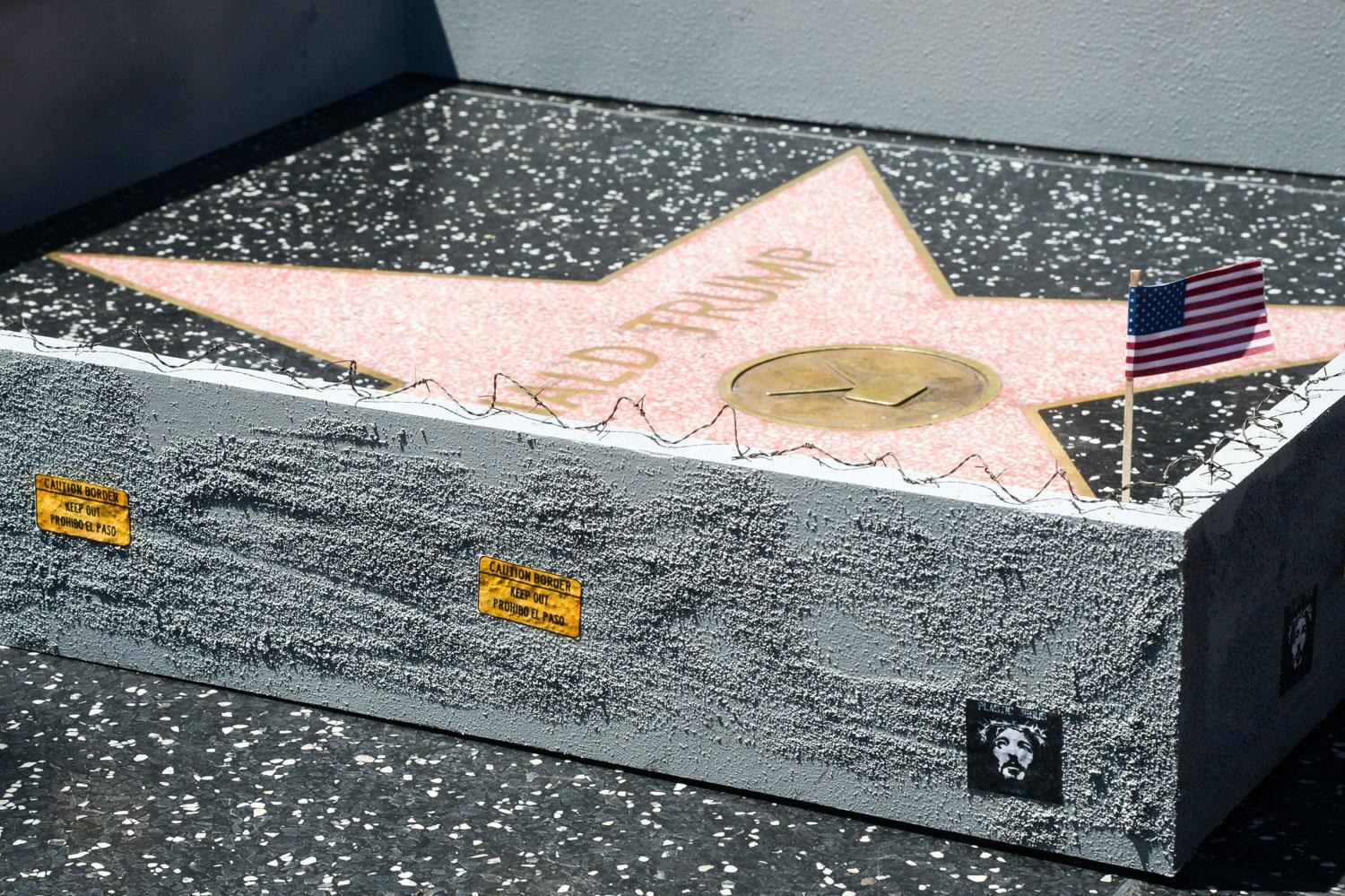 „Plastic Jesus” installációja Trump hollywoodi csillagán 
