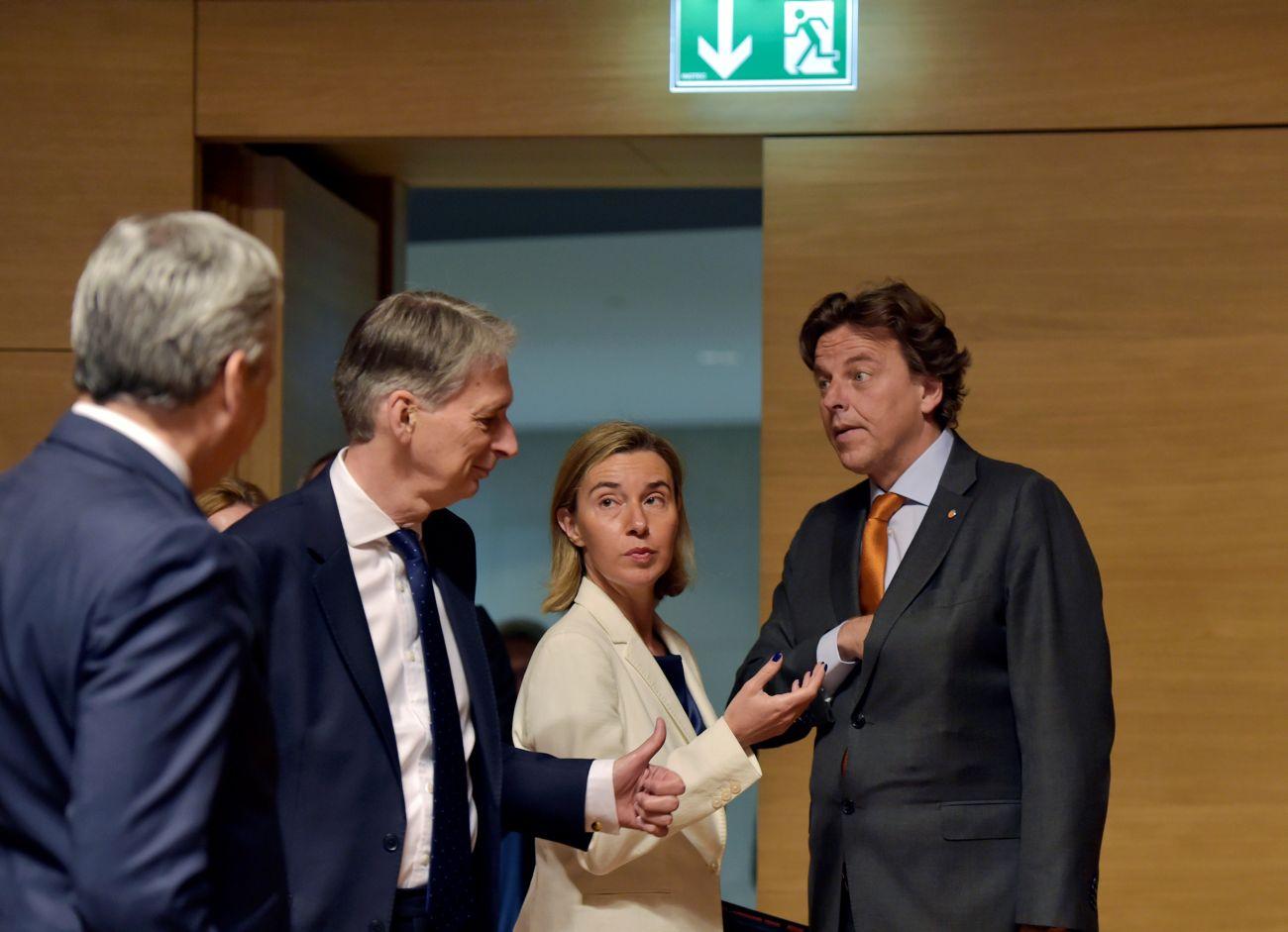 Balról jobbra. Didier Reynders, Philip Hammond brit külügyminiszter Federica Mogherinivel, az EU kül és biztonságpolitikai főképviselőjével, illetve Bert Koenders holland külügyminiszterrel