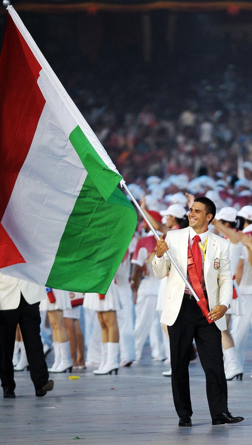 Kammerer Zoltán már háromszoros olimpiai bajnok volt, amikor az a megtiszteltetés  érte, hogy 2008. augusztus 8-án ő vihette a magyar zászlót a pekingi olimpia megnyitóünnepségén. 