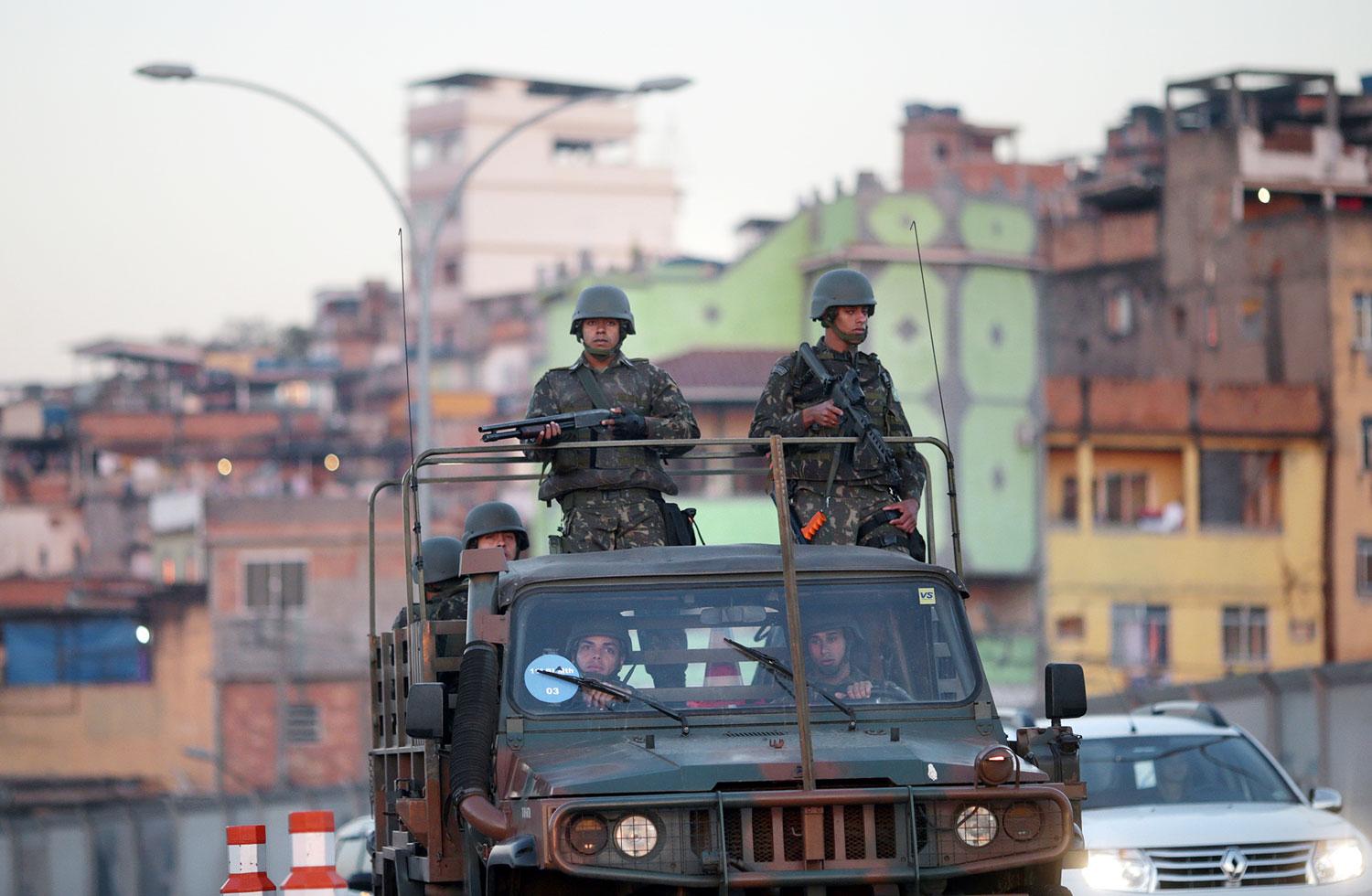 Rendőrök járőröznek egy brazil favellában 