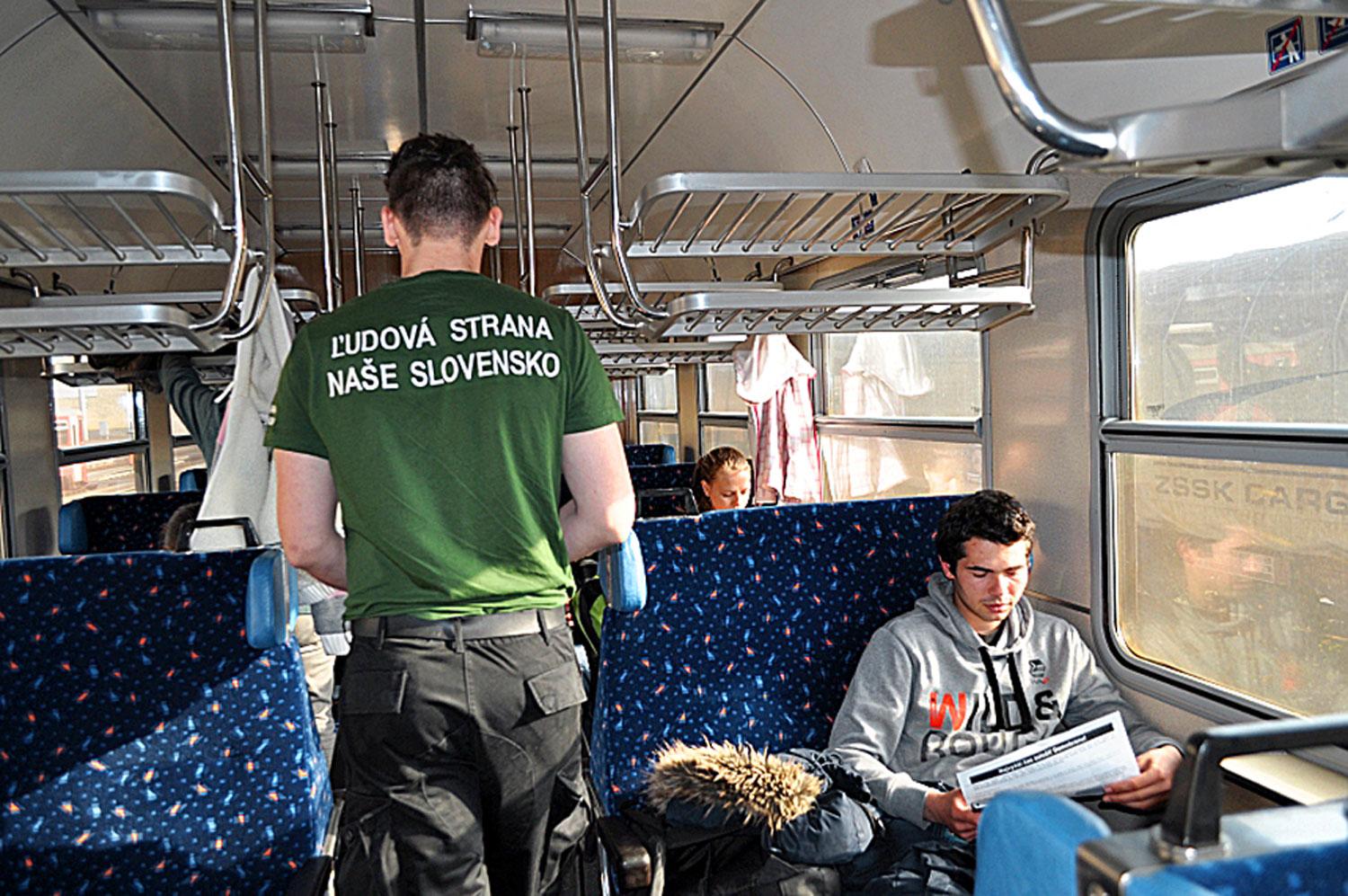 A Mi Szlovákiánk Néppárt emberei járőröznek egy vonaton. Fotó: NAseslovensko.net