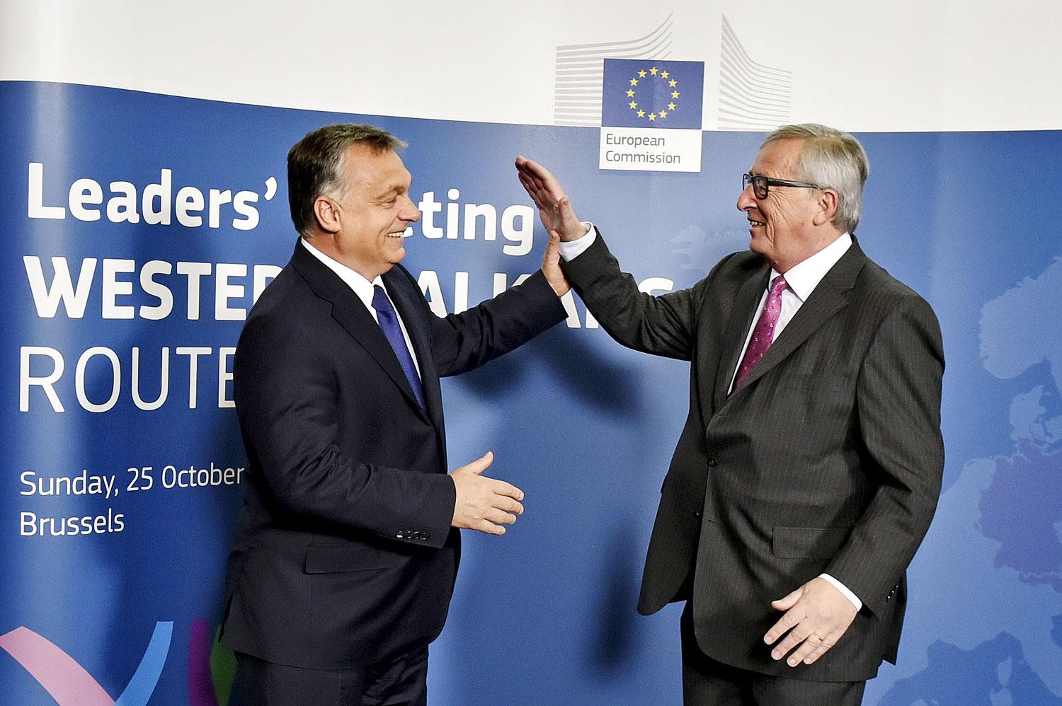 Orbán Viktor és  Jean-Claude Juncker, az Európai Bizottság elnöke. Ki kapja majd a taslit? 