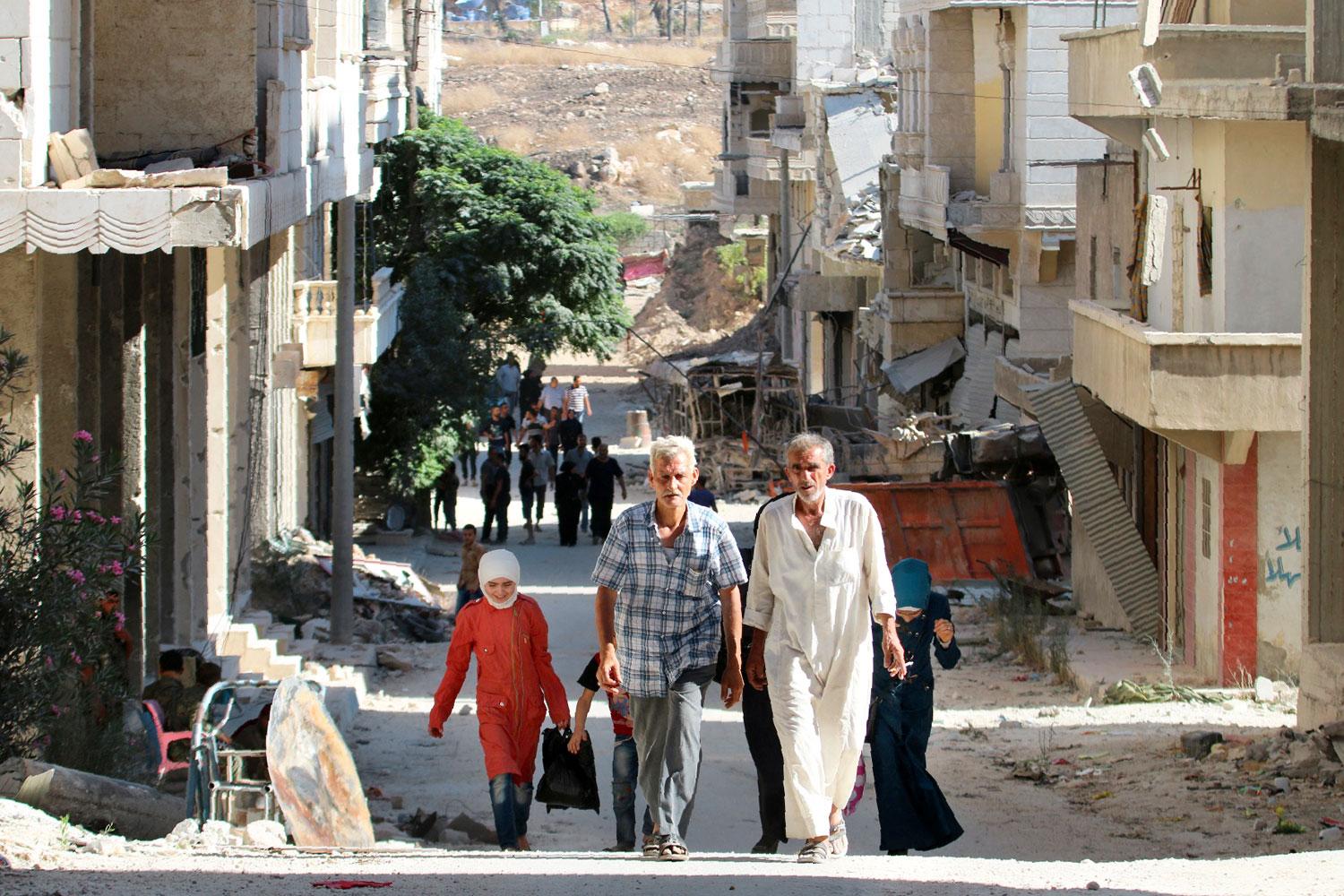 Aleppóiak úton az egyik humanitárius folyosó felé. A civilek nélkül a magukra maradó védők sem tarthatnak ki sokáig 