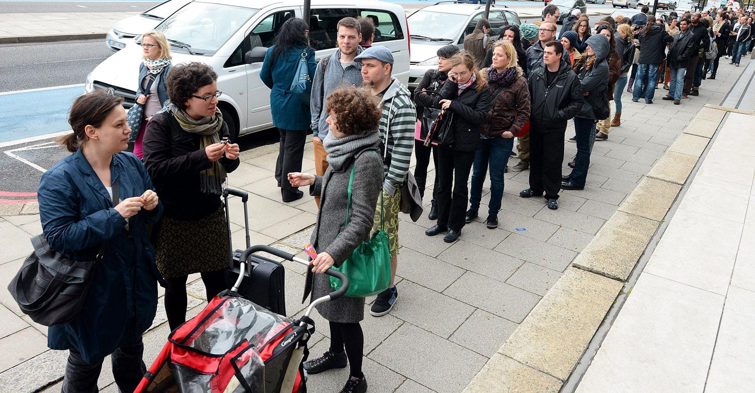 Hosszú sor vár 2014-ben Londonban voksolásra a magyar követség előtt