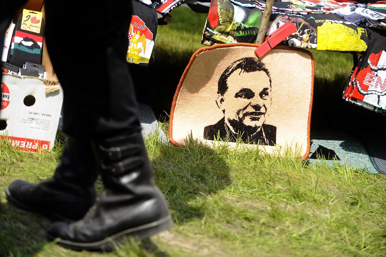 Lábtörlő Orbán Viktor arcképével a Jobbik 2010-es majálisán. Valódit akarnak