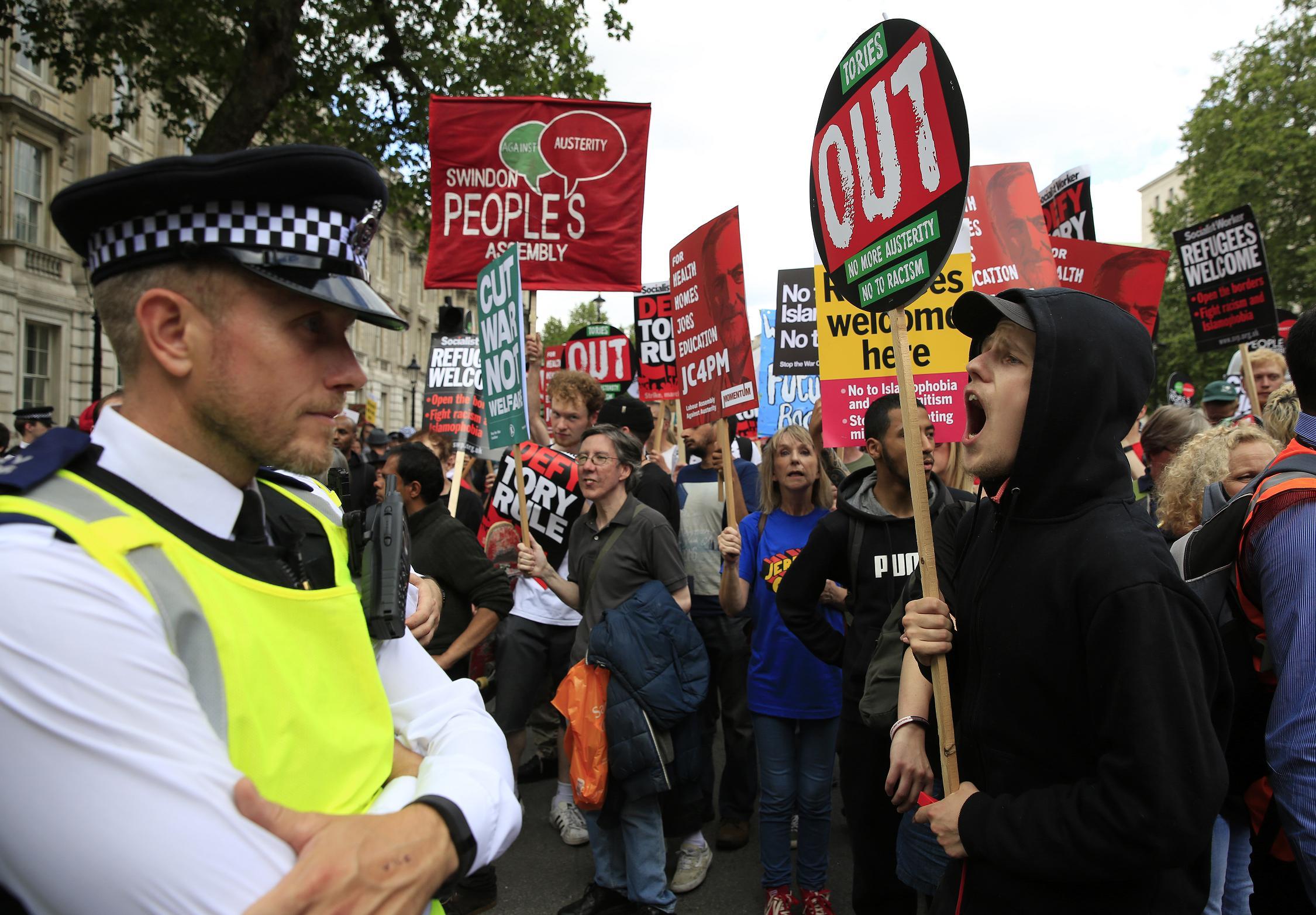 Bevándorlók és menekültek mellett tüntetők Londonban