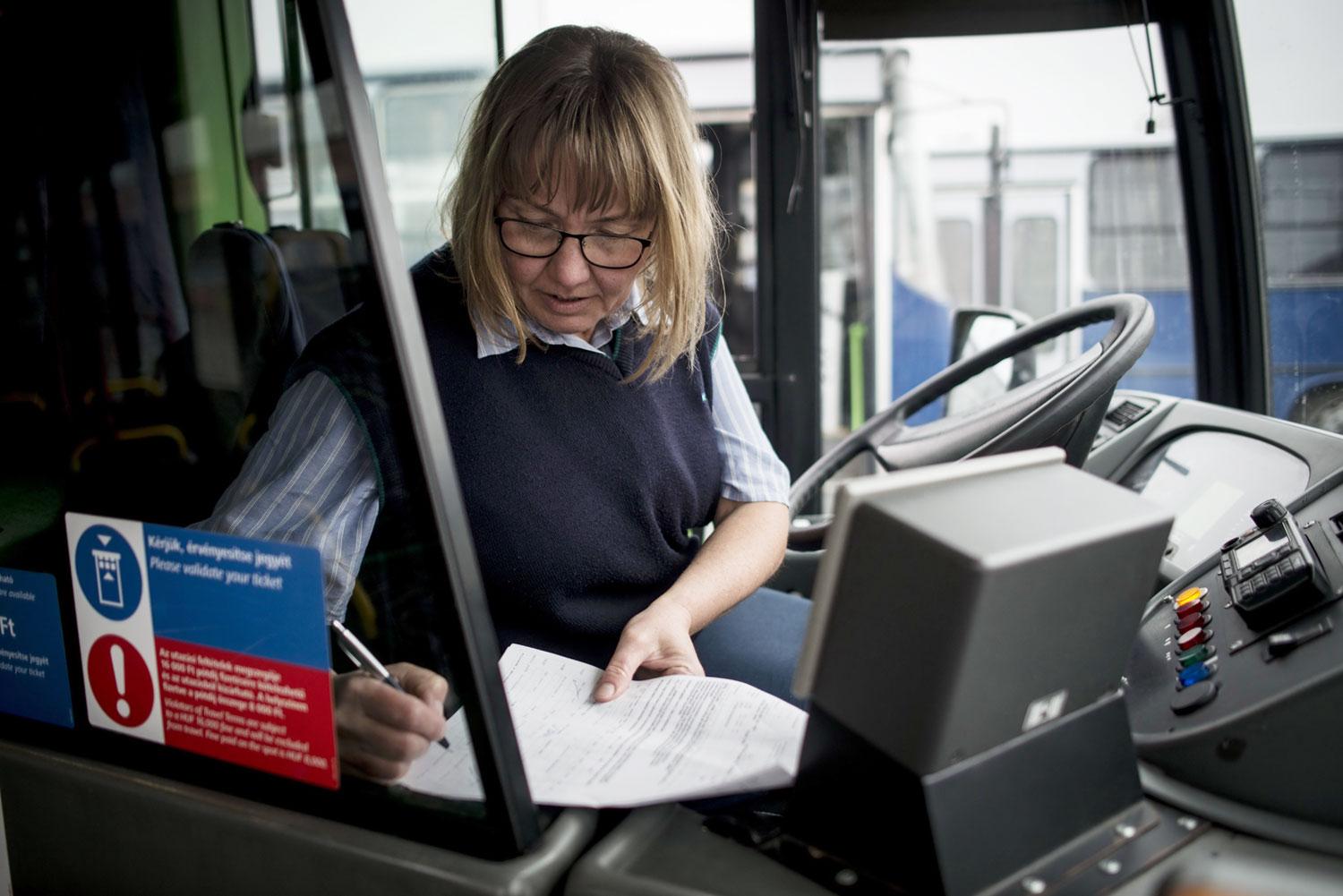 Hat-nyolc hónapos képzés után lehet busz volánja mögé ülni. Kevés a tapasztalt sofőr