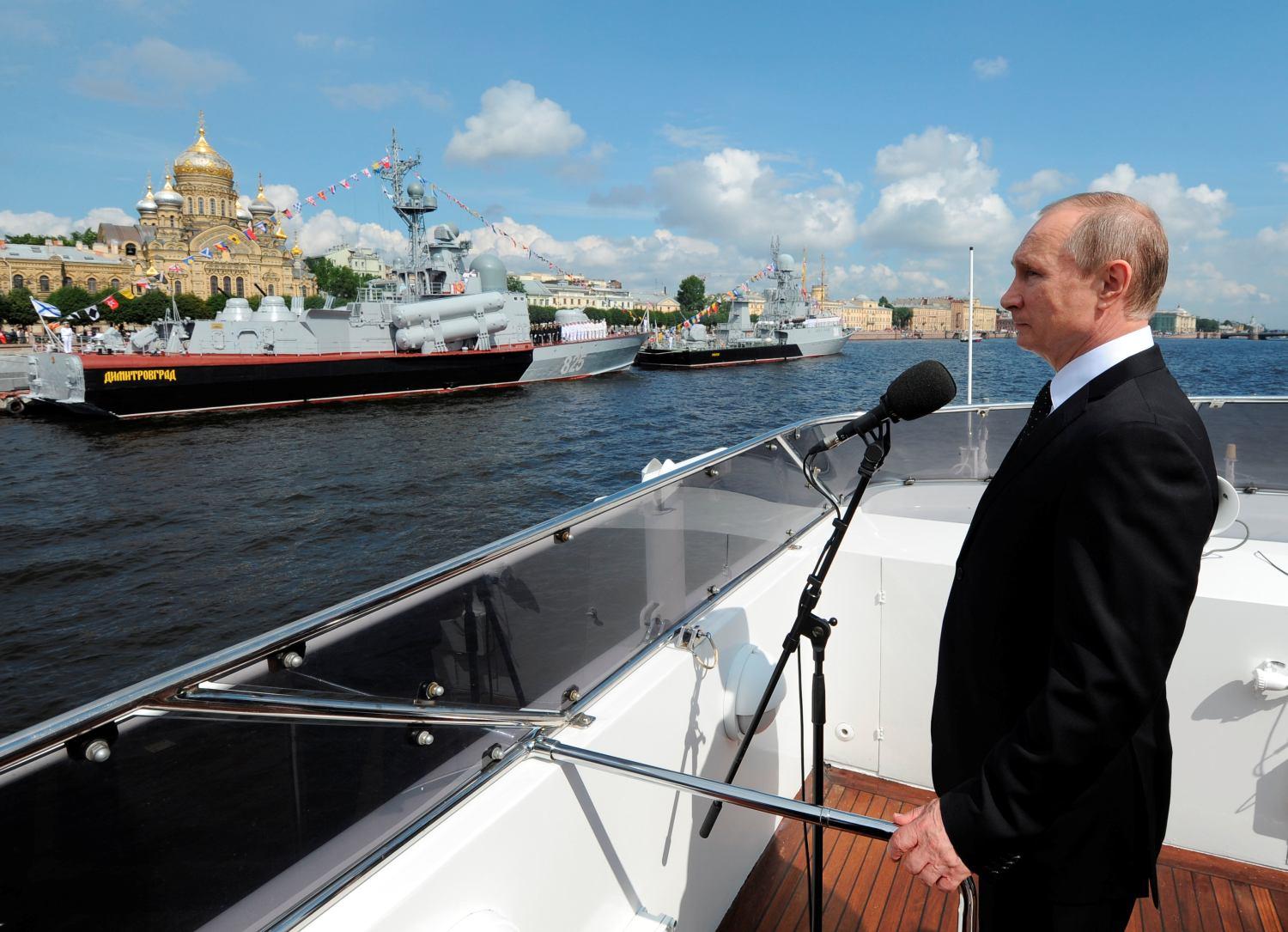 Putyin a haditengerészeti parádén - veszélyes vizekre evez