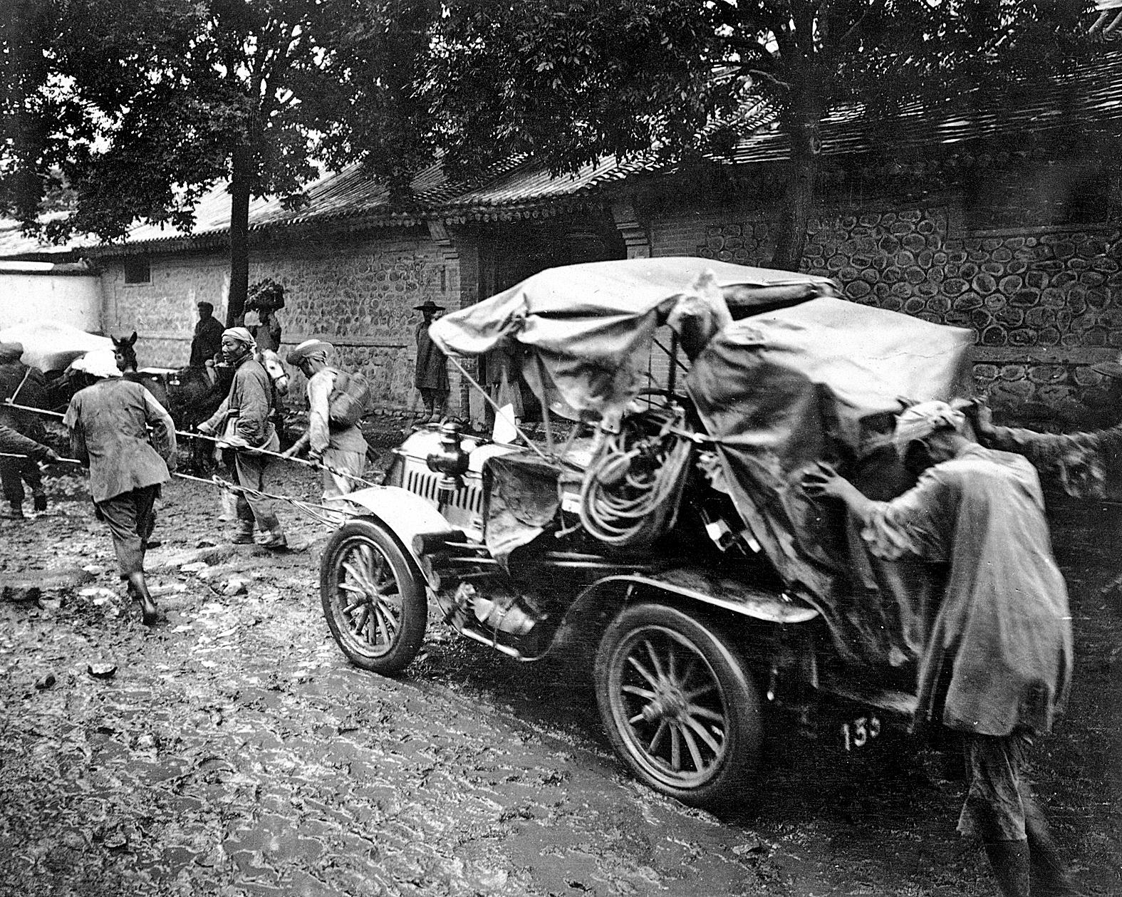 Az 1907-es Peking–Párizs versenyen olykor kevés volt a motorerő 