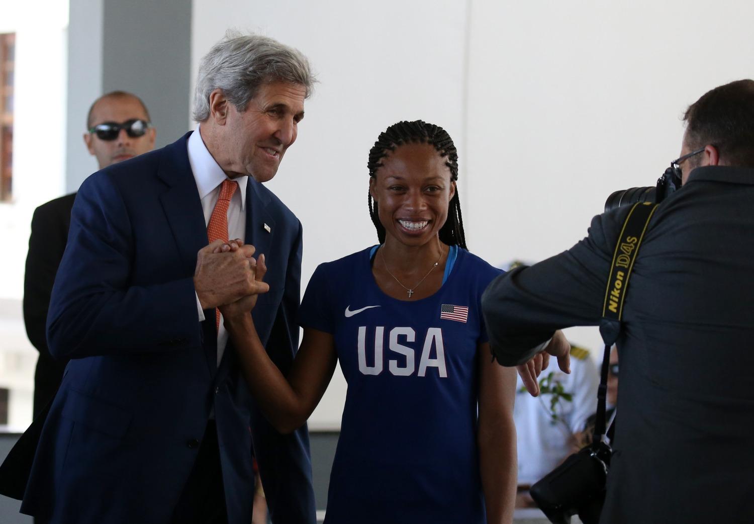 Az első fecskék: John Kerry amerikai külügyminiszter pózol Allyson Felix olimpikonnal Rióban