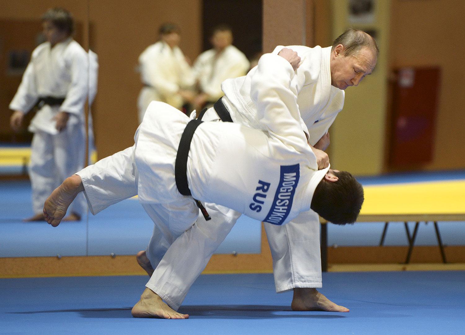 Vlagyimir Putyin az orosz cselgáncsválogatott edzésén 