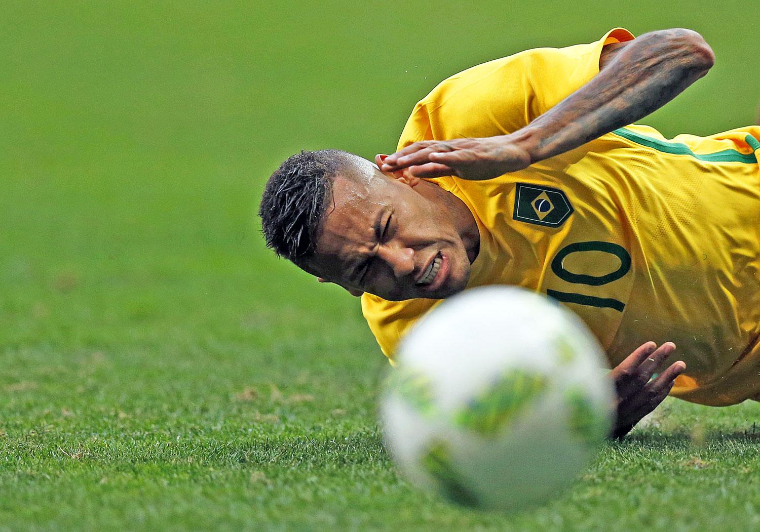 Neymar játszott a Santosban, szerepel a brazil válogatottban, a 10-es mezt viseli, de nem Pelé 