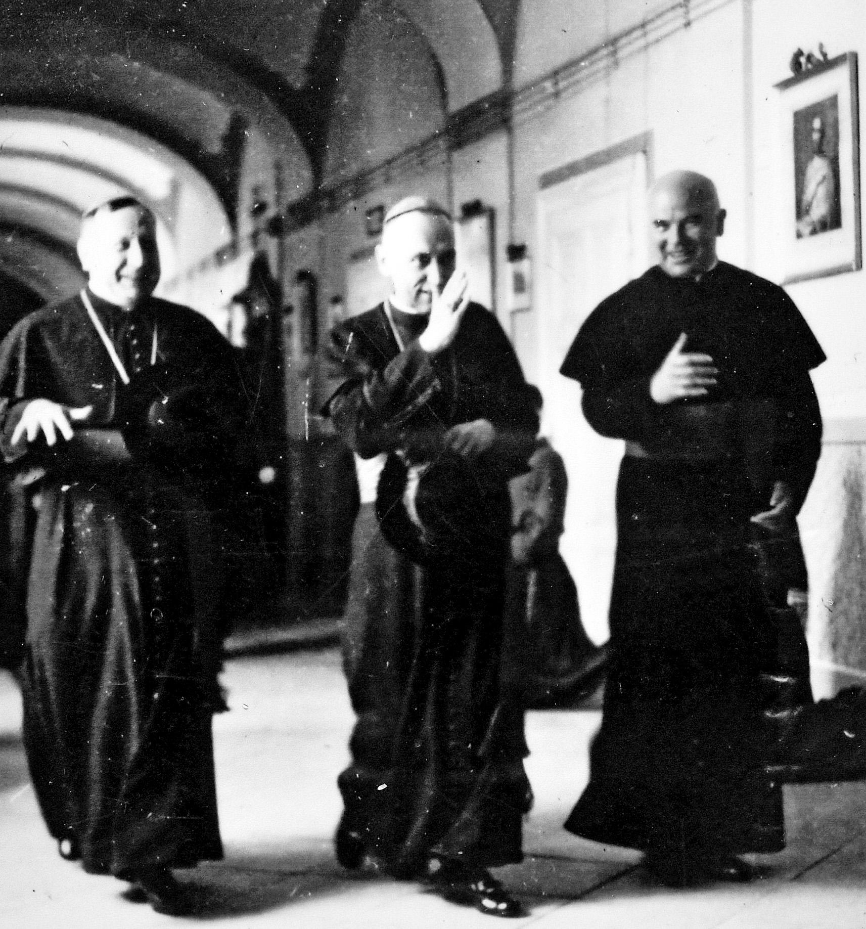 Grősz József érsek (balra) Mindszenty József bíboros  (középen) társaságában Kalocsán 1946. május 30-án 