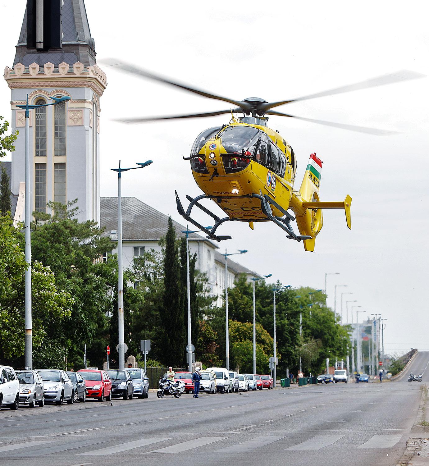 Mentőhelikopter a Heim Pál Gyermekkórház előtt. Leszálló ág 