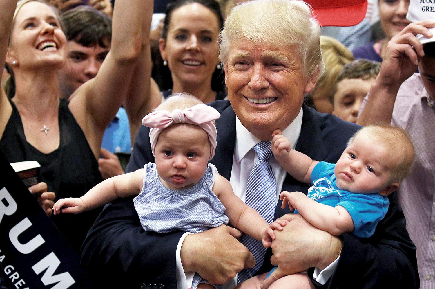 Vajon az segít Trump zuhanó népszerűségén, ha kisbabákat ölelget?