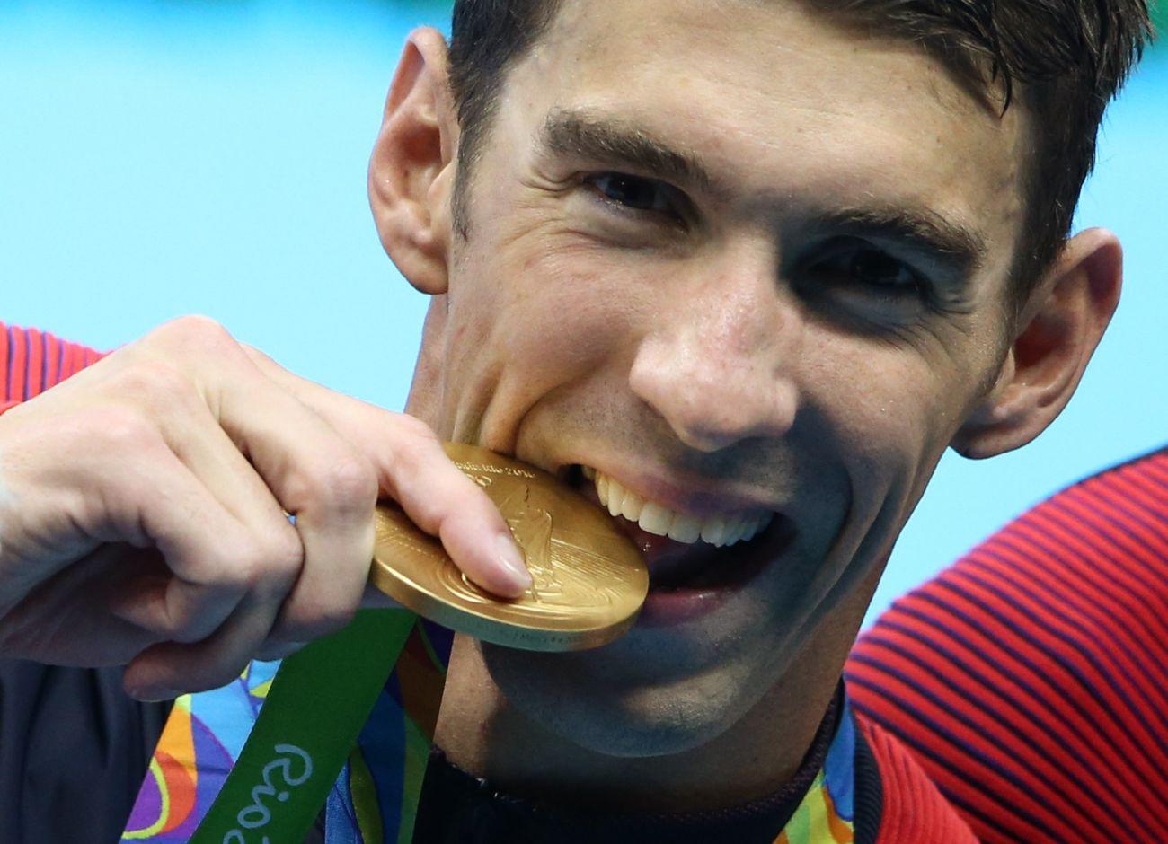 Az olimpiai érmek számát tekintve abszolút rekorder amerikai úszó, Michael Phelps a tegnap elnyert 21. aranyérmével