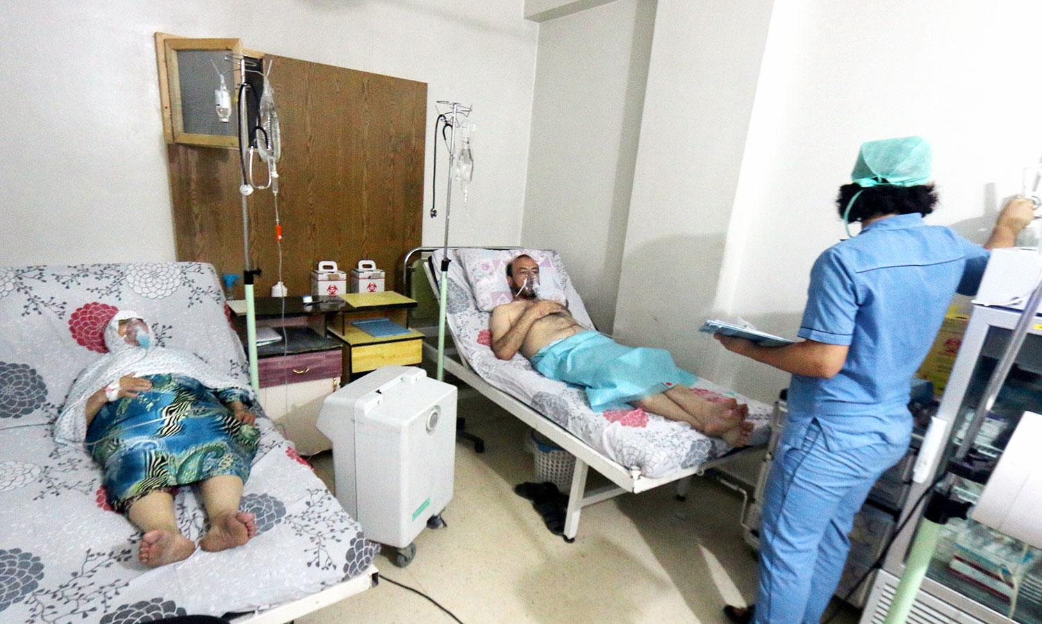 Klórgáztámadás civil sérültjeit ápolják az aleppói Al-Kudsz kórházban 