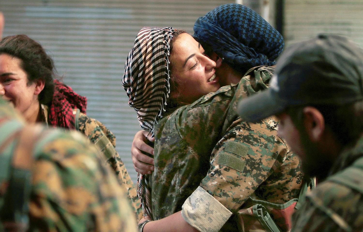 A felkelők soraiban harcoló barátnők találkozása