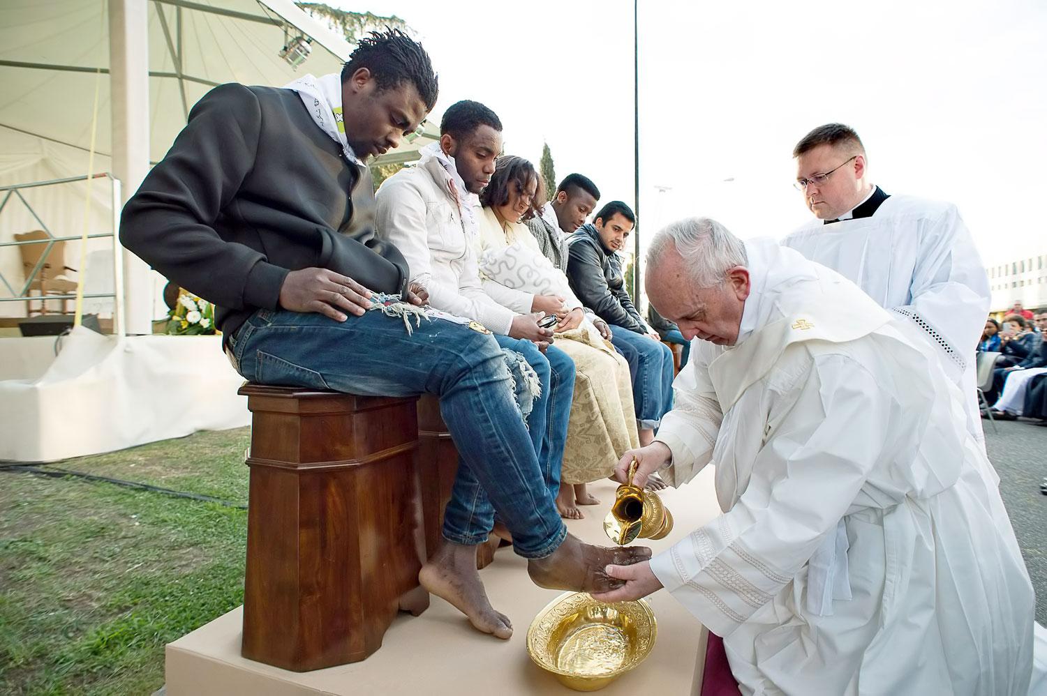 Ferenc pápa menekültek lábát mossa meg húsvétkor
