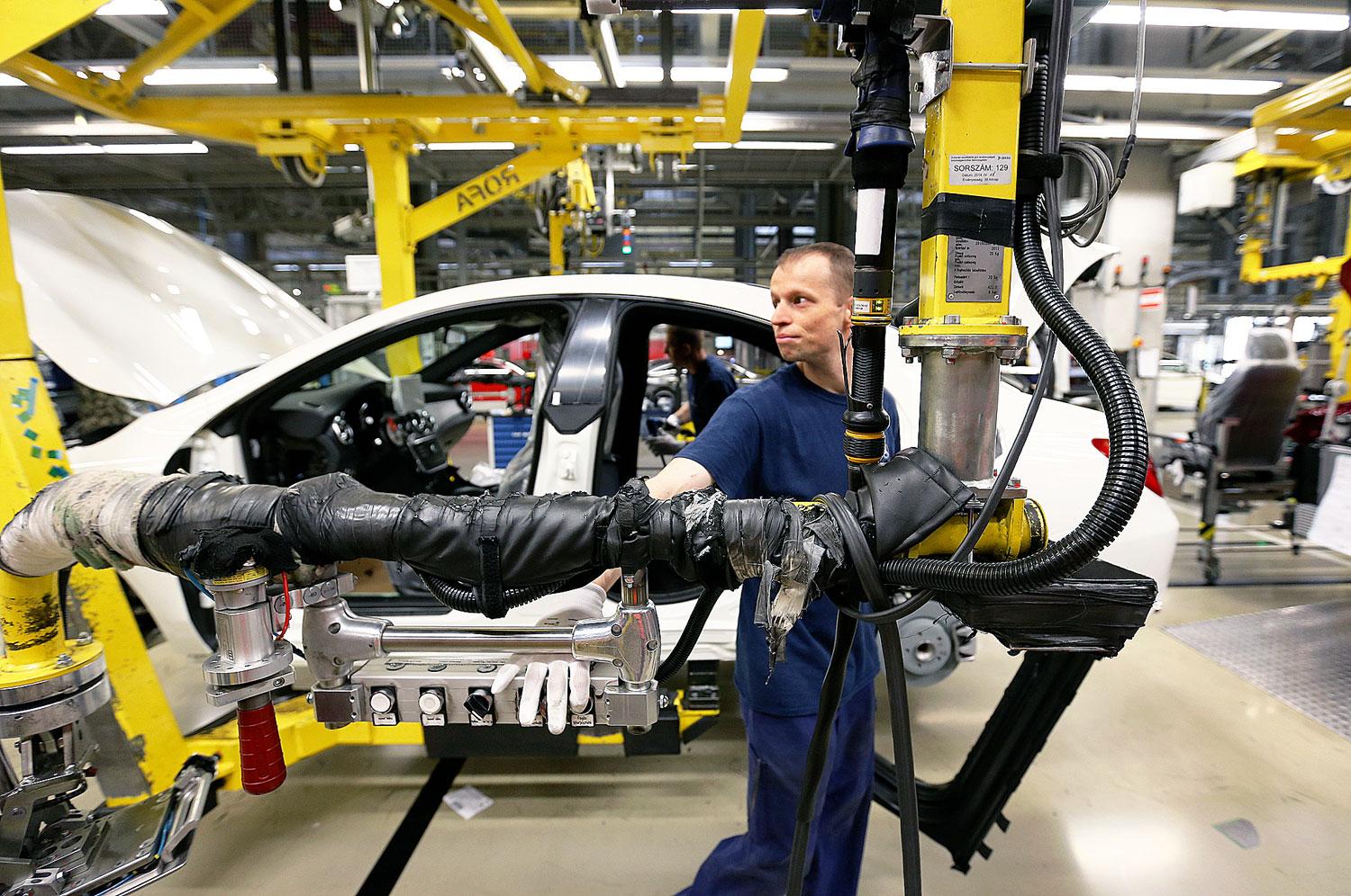 A járműgyártók munkavállalóinak 76 százaléka fizikai foglalkozású