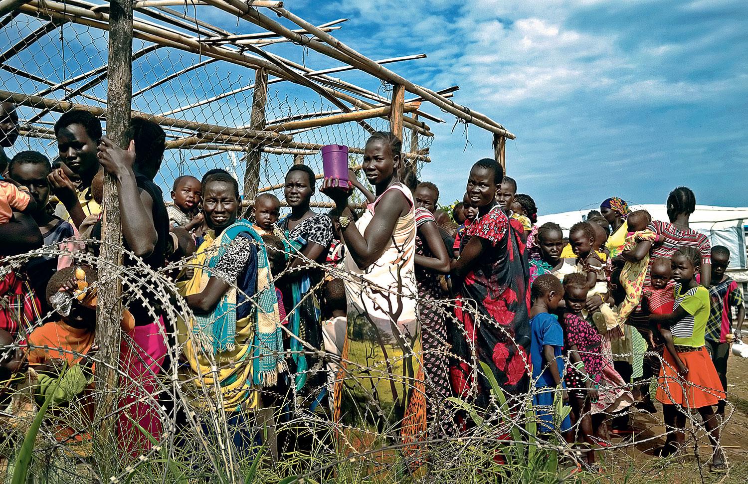 Segélyért sorban álló menekültek Dél-Szudánban. A többségük nő és gyermek