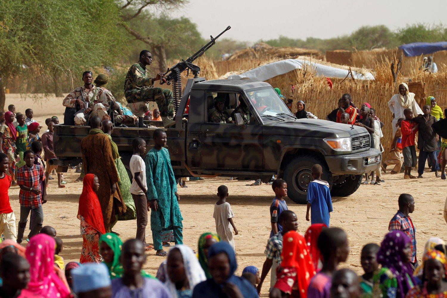 Menekülttábort őrző katonák a Boko Haram támadása után