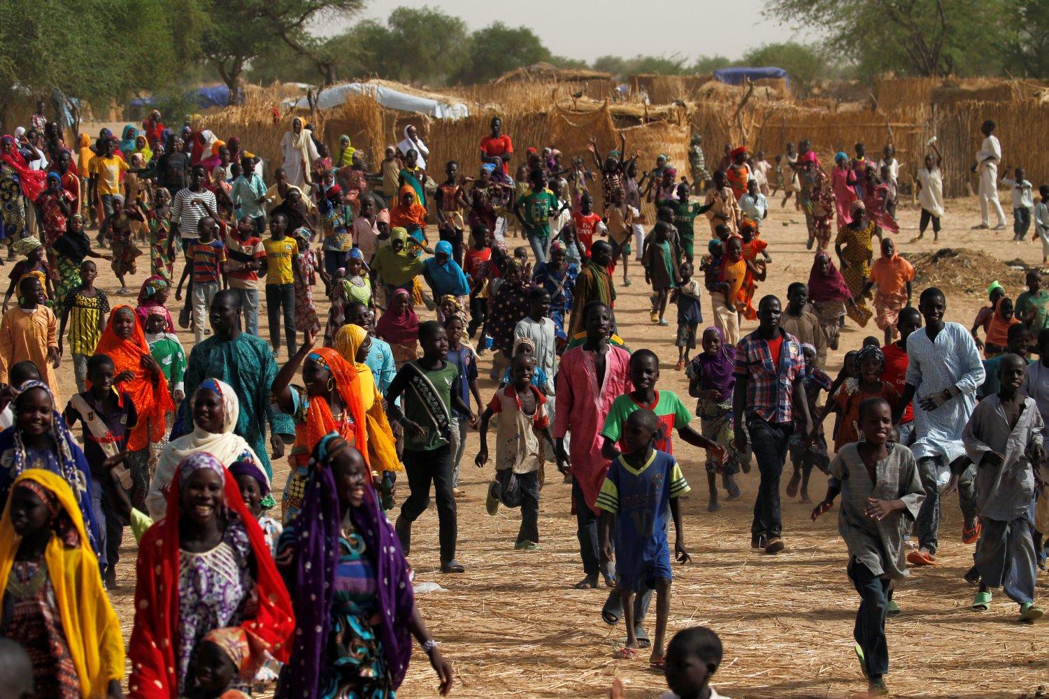 Nigéria elnökét üdvözlő menekültek: nem vesztették el a reményt