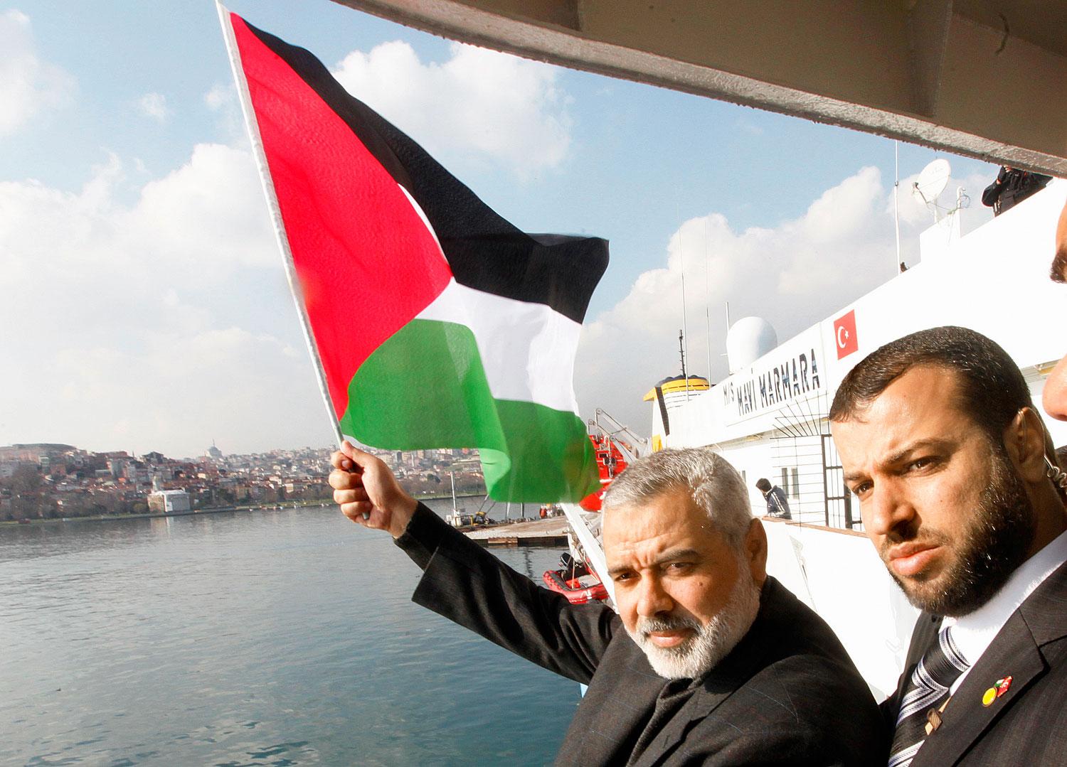 A gázai Hamasz-vezető, Iszmail Hanije (zászlóval) a Mavi Marmara fedélzetén 