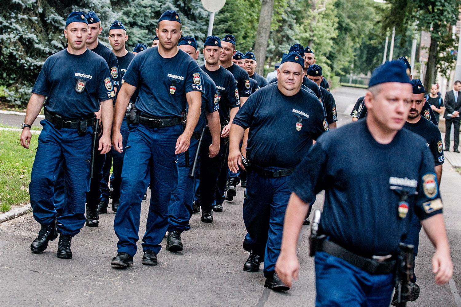 Magyar rendőrök indulnak a macedón-görög határra