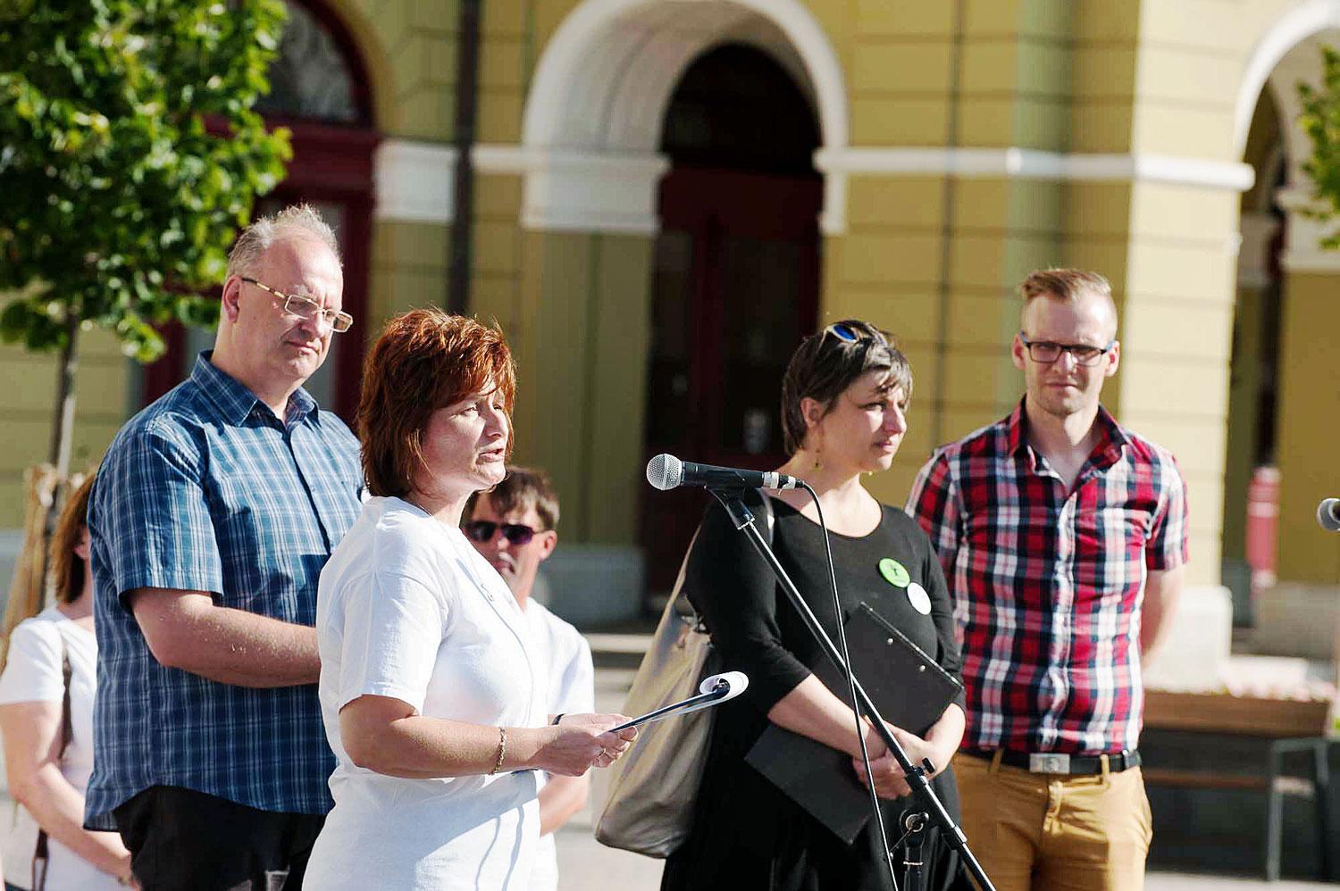 Fehér pólóban Hadházi Róbertné, mellette a Tanítanék Mozgalom három vezetője, balról Pilz Olivér, Törley Katalin és Pukli István