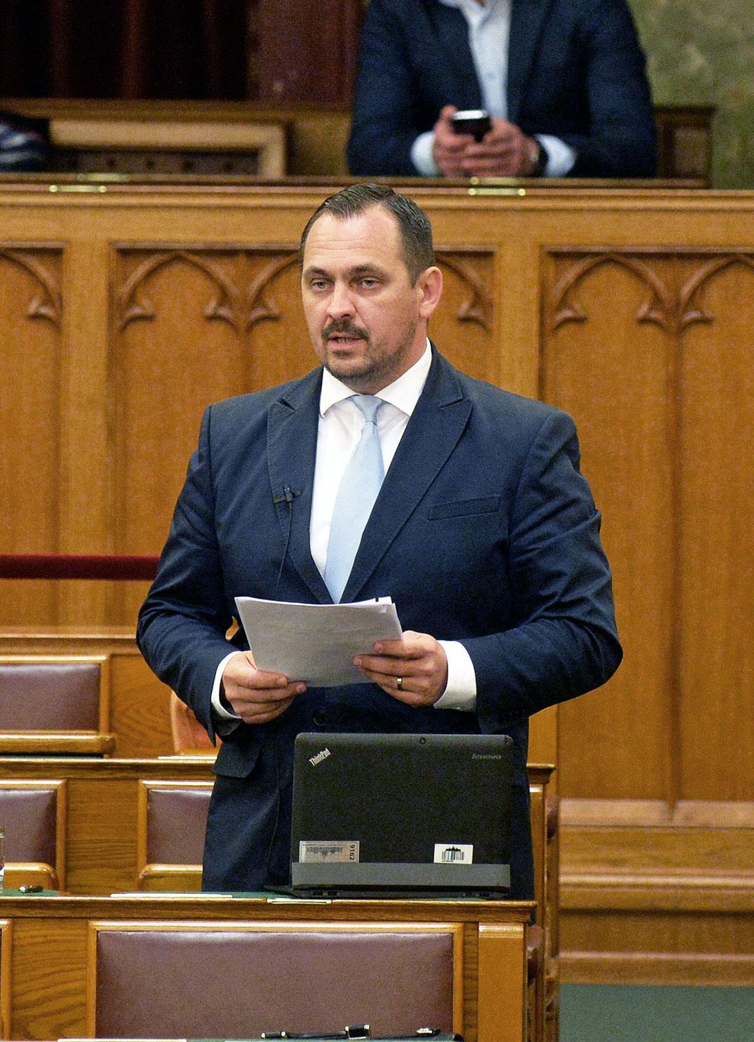 Mengyi Rolandot az utolsó pillanatban nyomta be Orbán Viktor a parlamentbe