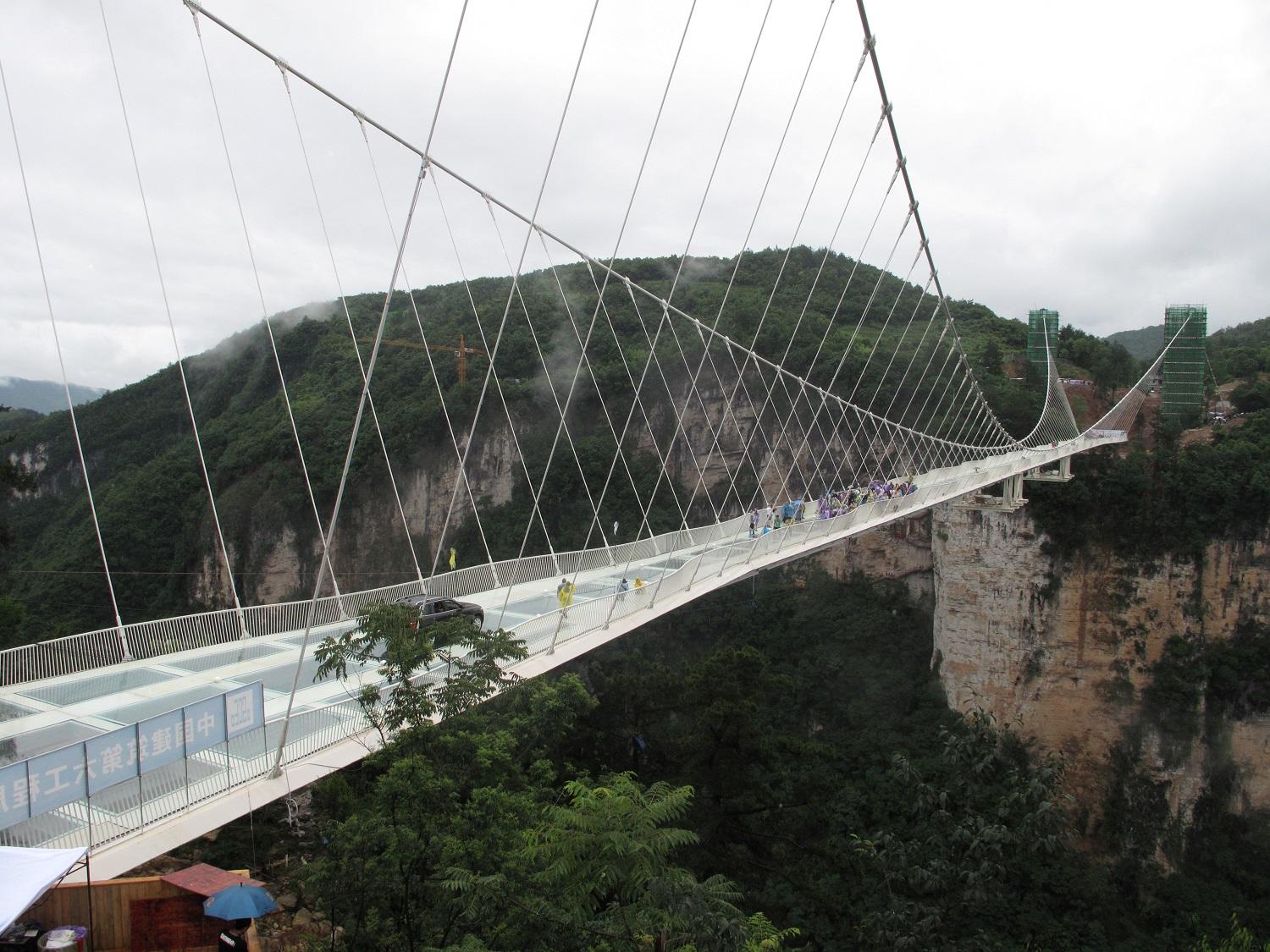 A híd 430 méter hosszú