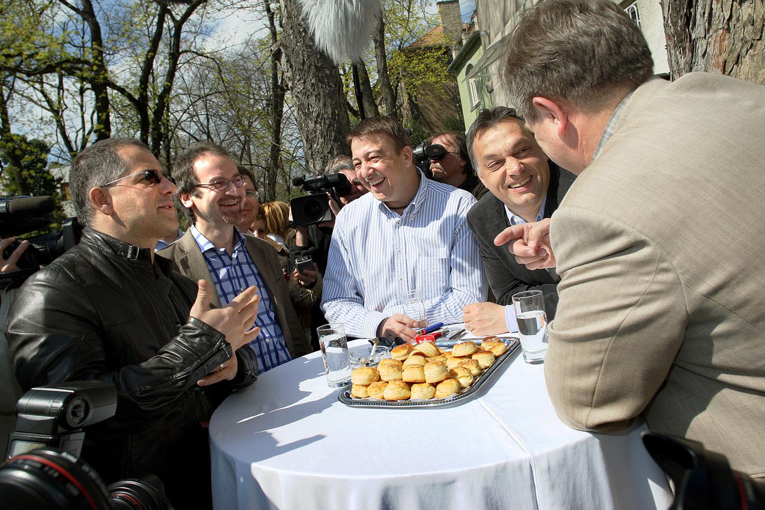 Fidesz-születésnap 2008-ban: Bayer Zsolt kapcsolata Orbán Viktorral máig közvetlen. Ennyi biztos