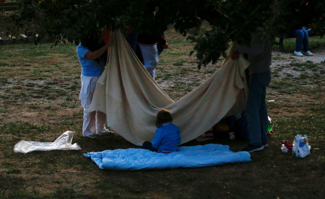 Sokan sátorban fognak éjszakázni. A földrengés több mint 2500 embert tett földönfutóvá