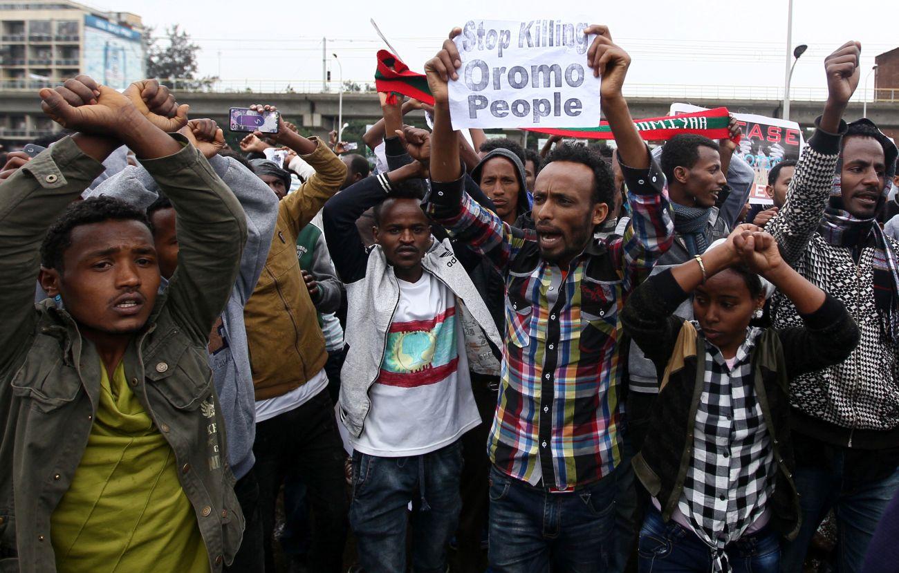 Egy oromo diák meggyilkolása miatt tiltakozó tüntetők Addisz-Abebában
