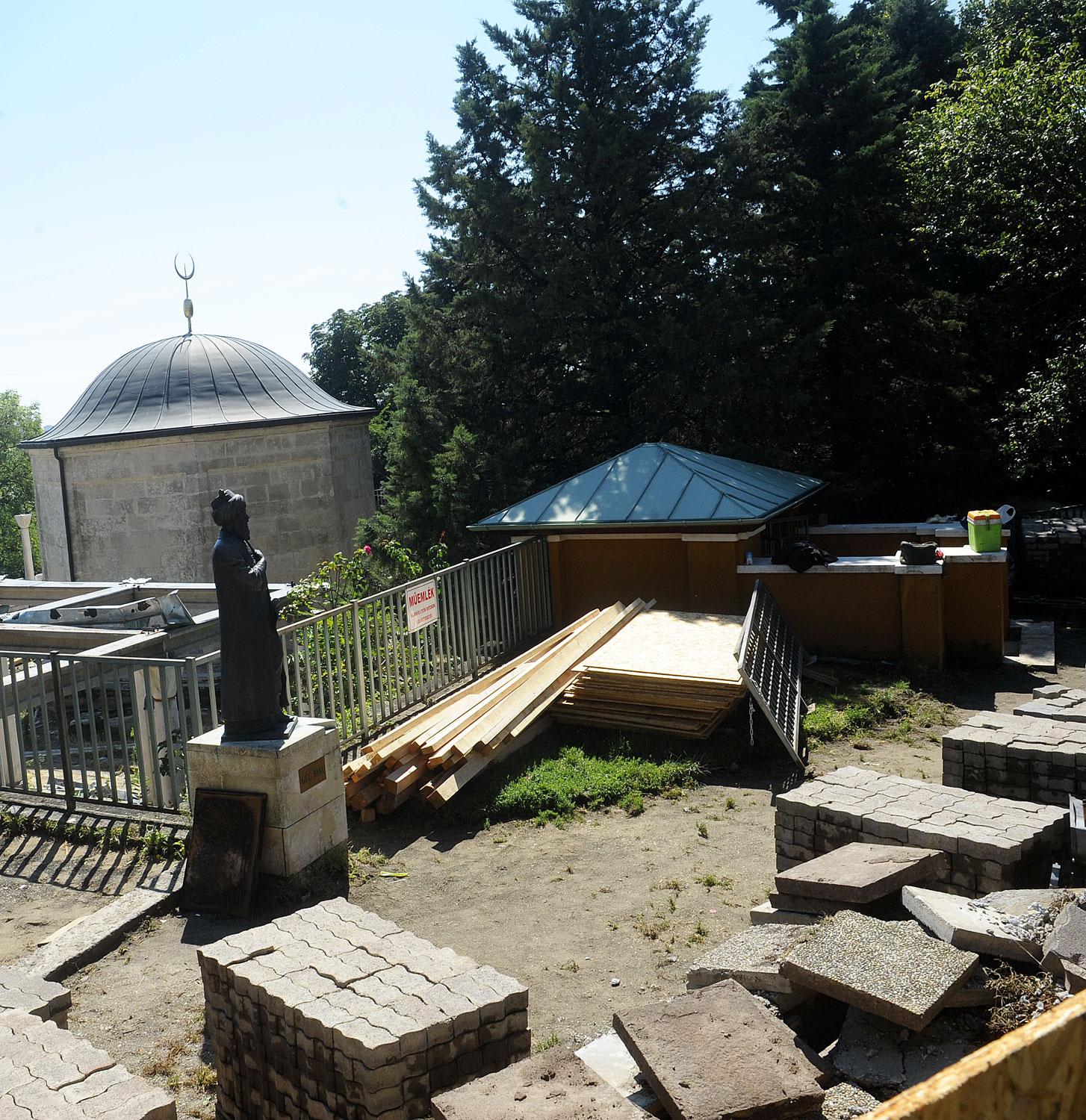 Ötven fa kidöntésével jár Gül Baba türbéjének felújítása 