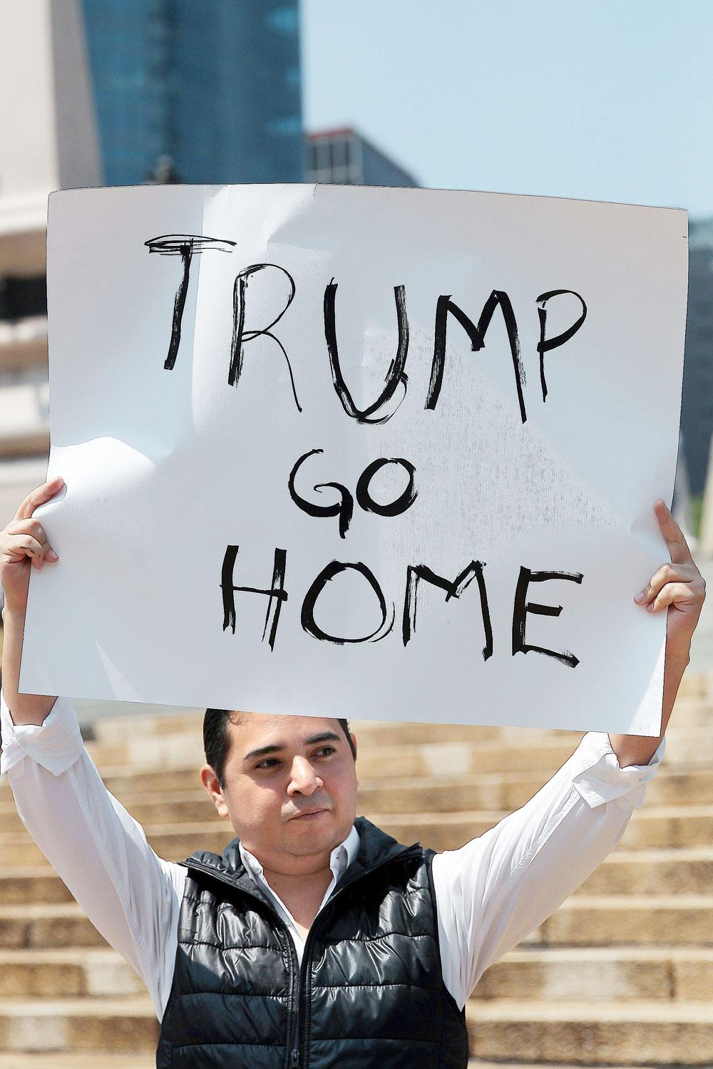 Menj haza! A látogatás ellen tüntető mexikói 