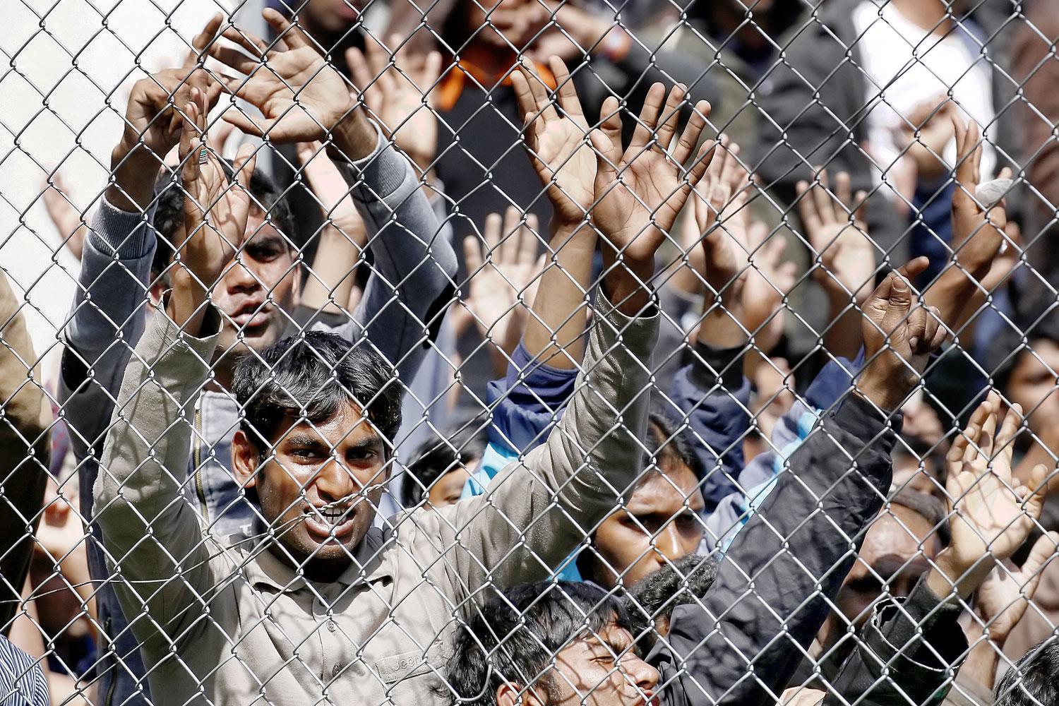 Törökországi visszatoloncolásra váró menekültek Leszboszon. Keresik az ösvényeket a vízummentességhez