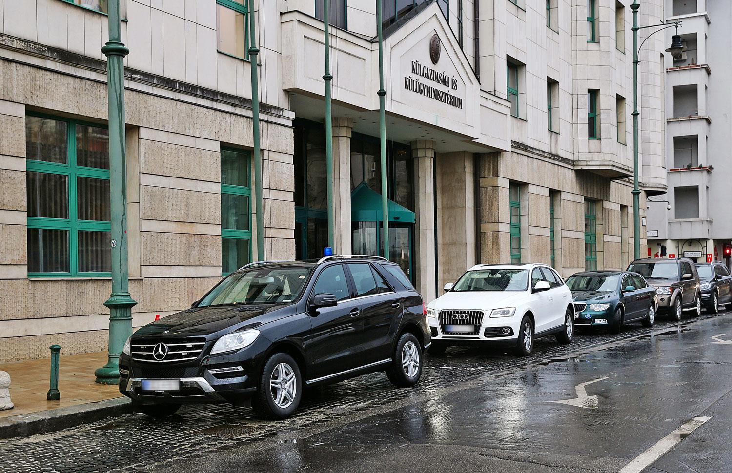 Drága szolgálati limuzinok a Külügyminisztérium főbejáratánál 