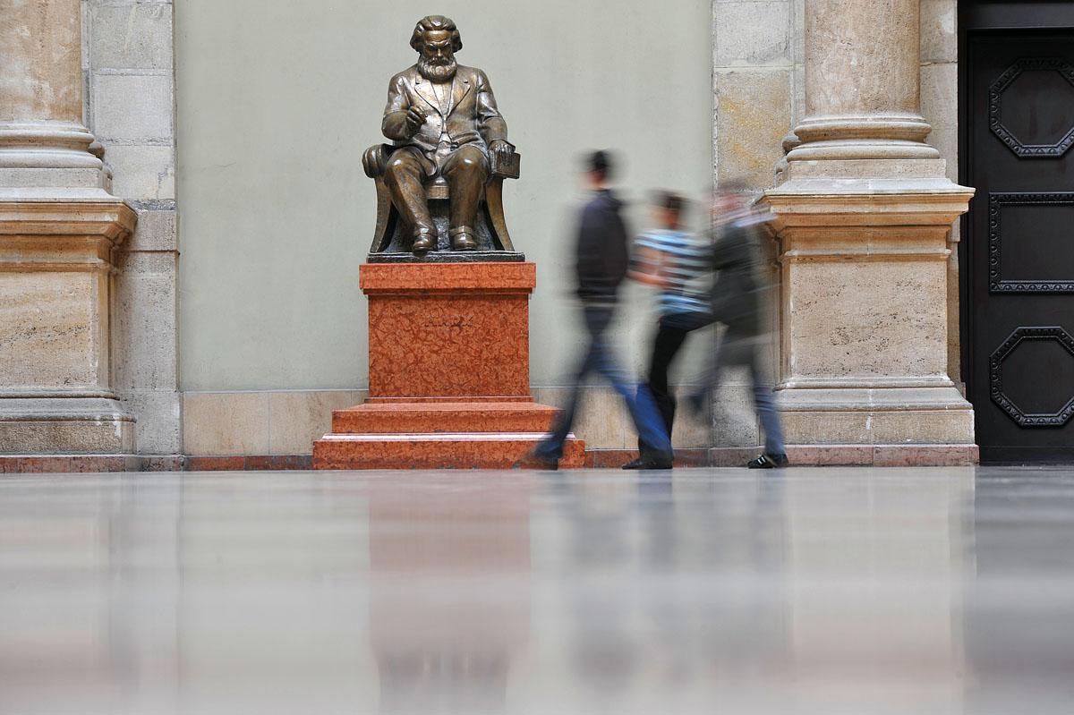 Marx 2014-ben eltávolított szobra a Corvinus aulájában. A nagy koponyákért meg kell fizetni