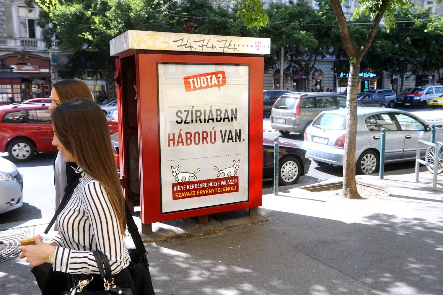 Kétfarkú-plakátok a budapesti Teréz körúton