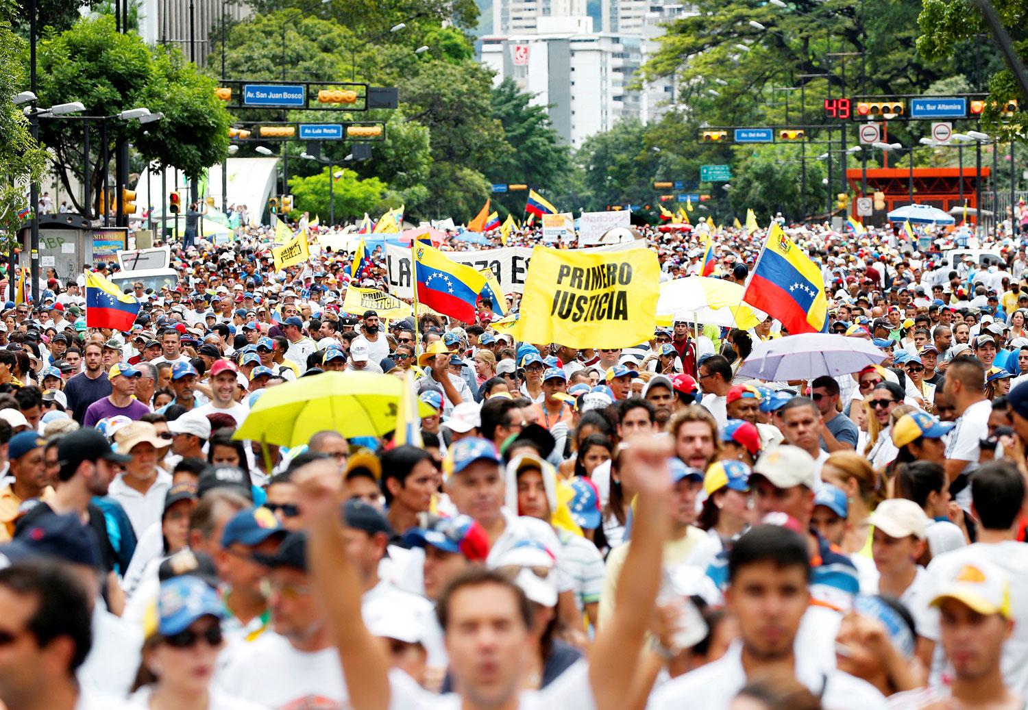 Tüntetők tömege Caracasban