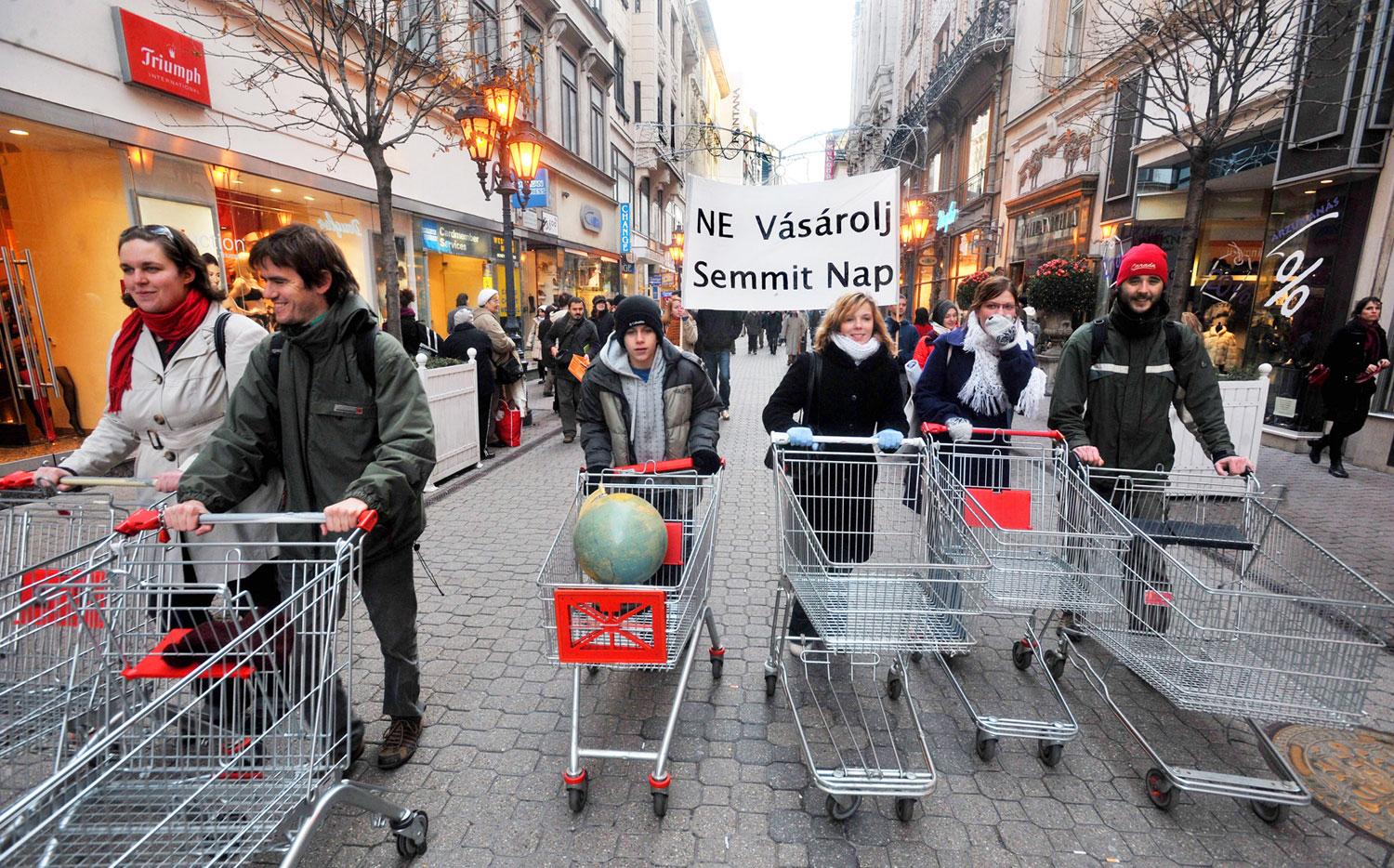 A Ne vásárolj semmit!-nap már elért Magyarországra. A szemléletváltás még nem